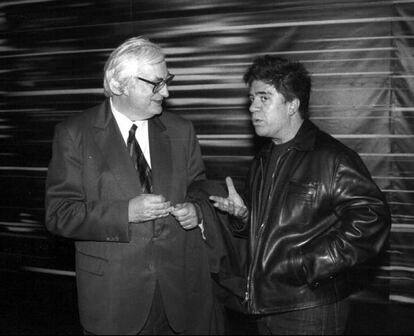 Los directores de cine Pedro Almodóvar y Bertrand Tavernier charlan en el Festival de cine de San Sebastián en 1996. El realizador, fallecido hoy a los 79 años, según informan los medios franceses, deja cerca de cuarenta producciones hasta su fallecimiento. Era una de las figuras más reconocidas del cine francés, director, entre otras muchas películas, de 'Capitán Conan', 'Hoy empieza todo' o 'La vida y nada más'. Sus películas obtuvieron cinco Premios César y triunfó en numerosos festivales cinematográficos, como los de Cannes, Berlín, Venecia o San Sebastián.