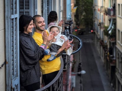 Una familia aplaude desde el balcón en el homenaje diario a los sanitarios, durante el confinamiento.