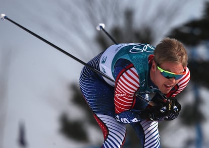 El esquiador de fondo estadounidense Erik Bjornsen compite en los 15km libres en el Alpensia Cross-Country Centre, en los Juegos Olímpicos de Pyeongchang (Corea del Sur), el 16 de febrero de 2018.