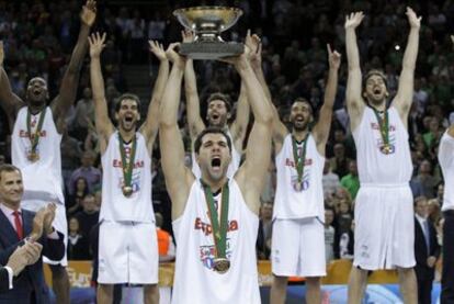 Spain's Felipe Reyes lifts the Eurobasket trophy. The squad dedicated its win to Reyes' father and that of teammate Víctor Claver, who both passed away recently.