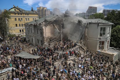 Trabajadores de emergencia y ciudadanos trabajan para quitar escombros en el hospital pediátrico oncológico Ohmatdit de Kiev, tras un ataque ruso el lunes.