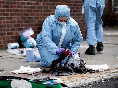 El equipo forense en el lugar del ataque con arma blanca en Edmonton (Londres) el 31 de marzo de 2019.