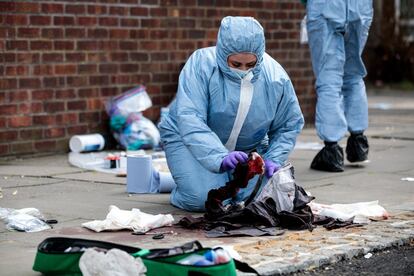 El equipo forense en el lugar del ataque con arma blanca en Edmonton (Londres) el 31 de marzo de 2019.