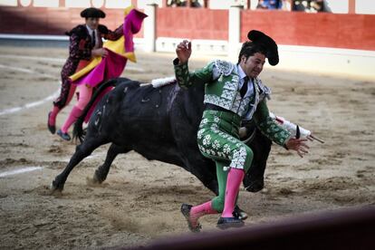 El subalterno El Sirio, en un momento de apuro tras colocar banderillas al segundo de la tarde.