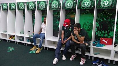 Os jogadores que não viajaram com a Chapecoense à Colômbia rezam por seus companheiros.