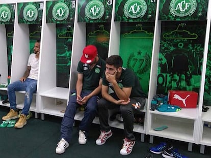 Os jogadores que não viajaram com a Chapecoense à Colômbia rezam por seus companheiros.