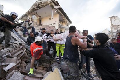 Mulher é resgatada dos escombros após o terremoto em Amatrice.