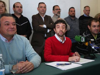López Acosta (de rojo), con otros militantes que abandonan el PSOE. Fotografía cedida por 'Aquí en la Sierra'.