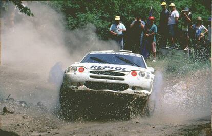 El Ford Escort WRC de Sainz durante la última etapa del Rally Acrópolis, que se adjudicó el español al imponerse a su compañero de equipo, el finlandés Juha Kankkunen., el 10 de junio de 1997.