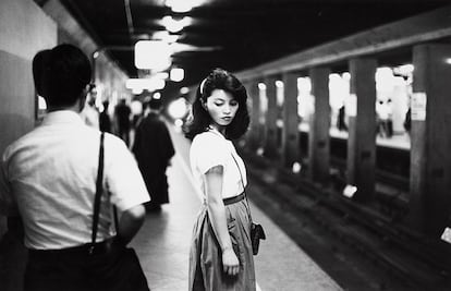 Chica en el metro, Tokio, 1984