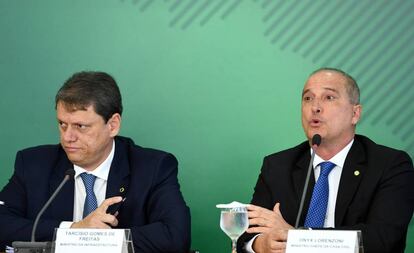 Ministro da Infraestrutura, Tarcísio Freitas, e o Chefe da Casa Civil Onyx Lorenzoni em anúncio de medidas para caminhoneiros nesta terça-feira.