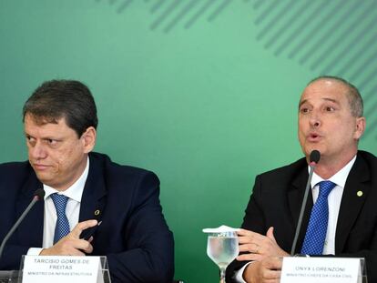Ministro da Infraestrutura, Tarcísio Freitas, e o Chefe da Casa Civil  Onyx Lorenzoni em anúncio de medidas para caminhoneiros nesta terça-feira.