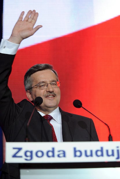 El candidato presidencial del partido Plataforma Cívica y actual presidente polaco, Bronislaw Komorowski, saluda a sus simpatizantes tras la jornada electoral.