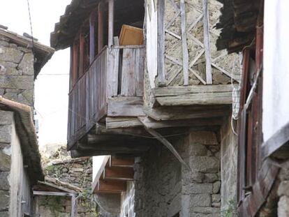 Vecino en una calle de A Teixeira, un municipio de poco más de 500 habitantes.