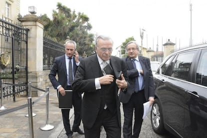 El presidente de Gas Natural, Isidro Fainé (c) y el consejero delegado, Rafael Villaseca (d), durante la visita a la sede presidencial de Colombia, en Bogotá, el pasado noviembre.