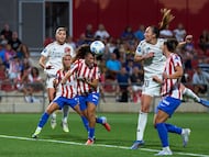 Silvia Lloris despeja el balón ante Caroline Weir el pasado 5 de septiembre en el partido entre el Atlético y el Madrid de Liga F.