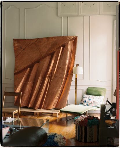 En un rincón del dormitorio, la pareja tiene 'We the People' (detail)(2011), escultura en cobre de Danh Vö; silla Tornasol, de Pepe Andreu, 'chaise longue' de Jeffrey Bernett y 'cojín patchwork' hecho por Taminiau cuando tenía 14 años.