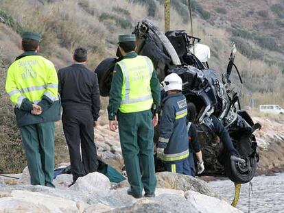 Labores de rescate del vehículo hallado bajo el mar con dos hombres muertos en su interior en Granada.
