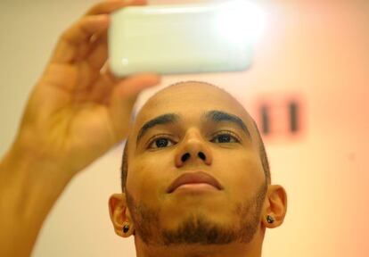 Lewis Hamilton, antes de una rueda de prensa