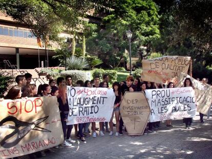 Alumnos de segundo de bachillerato del IES Marianao de Sant Boi protestan frente al Departamento de Ense&ntilde;anza. 