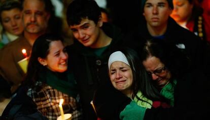 La madre y los hermanos de Victoria Soto, durante la vigilia en Stratford en honor de la profesora fallecida en la matanza de Newtown.