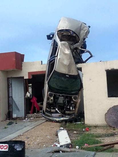 El tornado ha provocado graves daños en una zona residencial en la que hay unas 1.500 viviendas. Al lugar ya se han desplazado cuerpos de emergencia y miembros del Ejército para las labores de rescate.