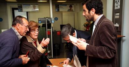 Afectados por el corralito de L’Aldea piden explicaciones para recuperar su dinero.