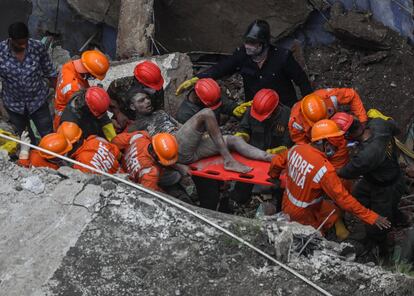 Personal de la Fuerza Nacional de Respuesta ante Desastres (NDRF) rescata a un superviviente de los escombros de un edificio residencial que se derrumbó en la madrugada, en Bhiwandi, en las afueras de Bombay (India). Al menos 10 personas murieron en el derrumbe y se calcula que hay al menos 21 personas atrapadas bajo los escombros.