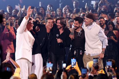 Carlos Vives, Fonseca, Sebastian Yatra, Juanes y Camilo, durante la gala de esta noche en Miami.