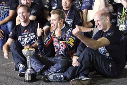 Sebastian Vettel celebra el título entre el director de Red Bull, Christian Horner (izquierda), y el diseñador de la escudería, Adrian Newey.