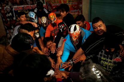 Después de aproximadamente 15 minutos de batalla dentro y fuera del ring, el árbitro declara dos ganadores. En la imagen, los luchadores unen sus manos antes de empezar un combate, en Tulancingo Hidalgo (México).