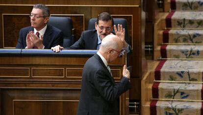 Josep Antoni Duran Lleida (CiU) aixeca el polze en passar davant del president del Govern, Mariano Rajoy, que el saluda amb la mà, i el ministre de Justícia, Alberto Ruiz-Gallardón, en una sessió plenària del Congrés dels Diputats el maig del 2014.