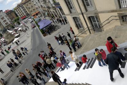 Varias personas comprueban el funcionamiento del teclado en las escalinatas de San Miguel, en Vitoria.