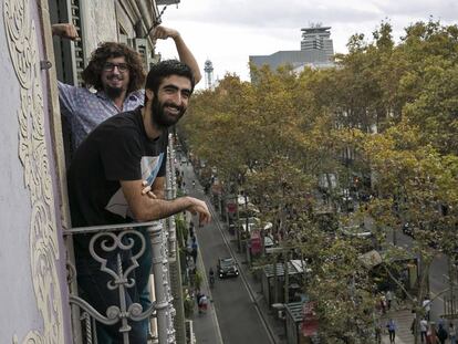 Cesar y Diego en uno de los balcones de su casa de la Rambla