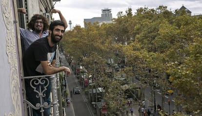 Cesar y Diego en uno de los balcones de su casa de la Rambla