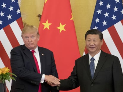 O presidente dos EUA, Donald Trump, e seu homólogo chinês, Xi Jinping, cumprimentam-se em Pequim.