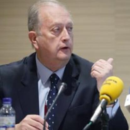 El presidente de Colonial, Juan José Bruguera (i), y el consejero delegado, Pere Viñolas, durante la rueda de prensa.