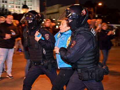 Una mujer era detenida el miércoles, durante una protesta en Moscú contra la movilización decretada por Putin.