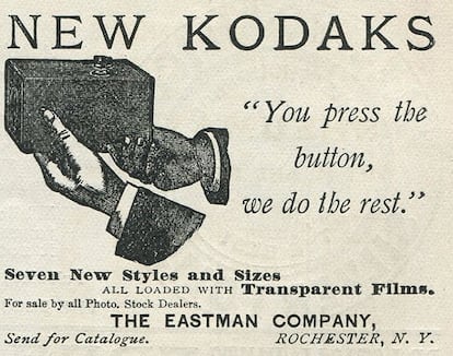 George Eastman diseña una cámara pequeña y sencilla con 100 disparos. Una vez terminado el rollo, se devolvía a Kodak y ellos revelaban, positibaban y cargaban la cámara de nuevo.