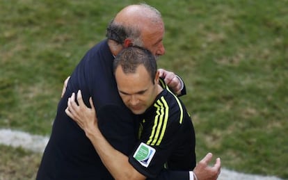 Del Bosque e Iniesta ao término do jogo ante a Austrália.