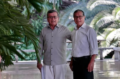 El líder del ELN Nicolás Rodríguez Bautista, alias "Gabino" (d) y el negociador jefe del ELN Israel Ramírez, alias 'Pablo Beltrán' (i), durante el inicio del tercer ciclo de los diálogos de Paz entre el Gobierno Colombiano y el Ejército de Liberación Nacional (ELN), el 2 de mayo en La Habana (Cuba).