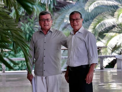 Israel Ramírez, alias 'Pablo Beltrán' (i), y Nicolás Rodríguez Bautista, 'Gabino', negociadores del ELN, durante el tercer ciclo de diálogos con el Gobierno colombiano en La Habana.