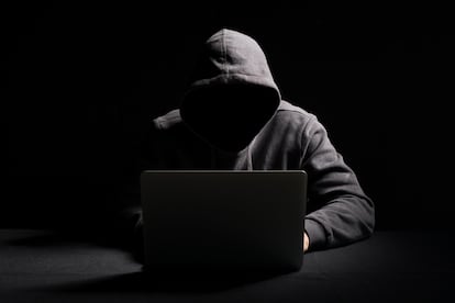 Un pirata informático intenta hackear la cuenta virtual de un internauta.