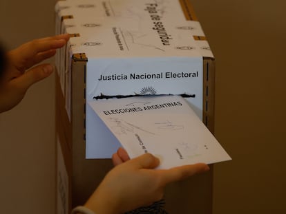 Un ciudadano emite su voto en Buenos Aires (Argentina), el 22 de octubre.