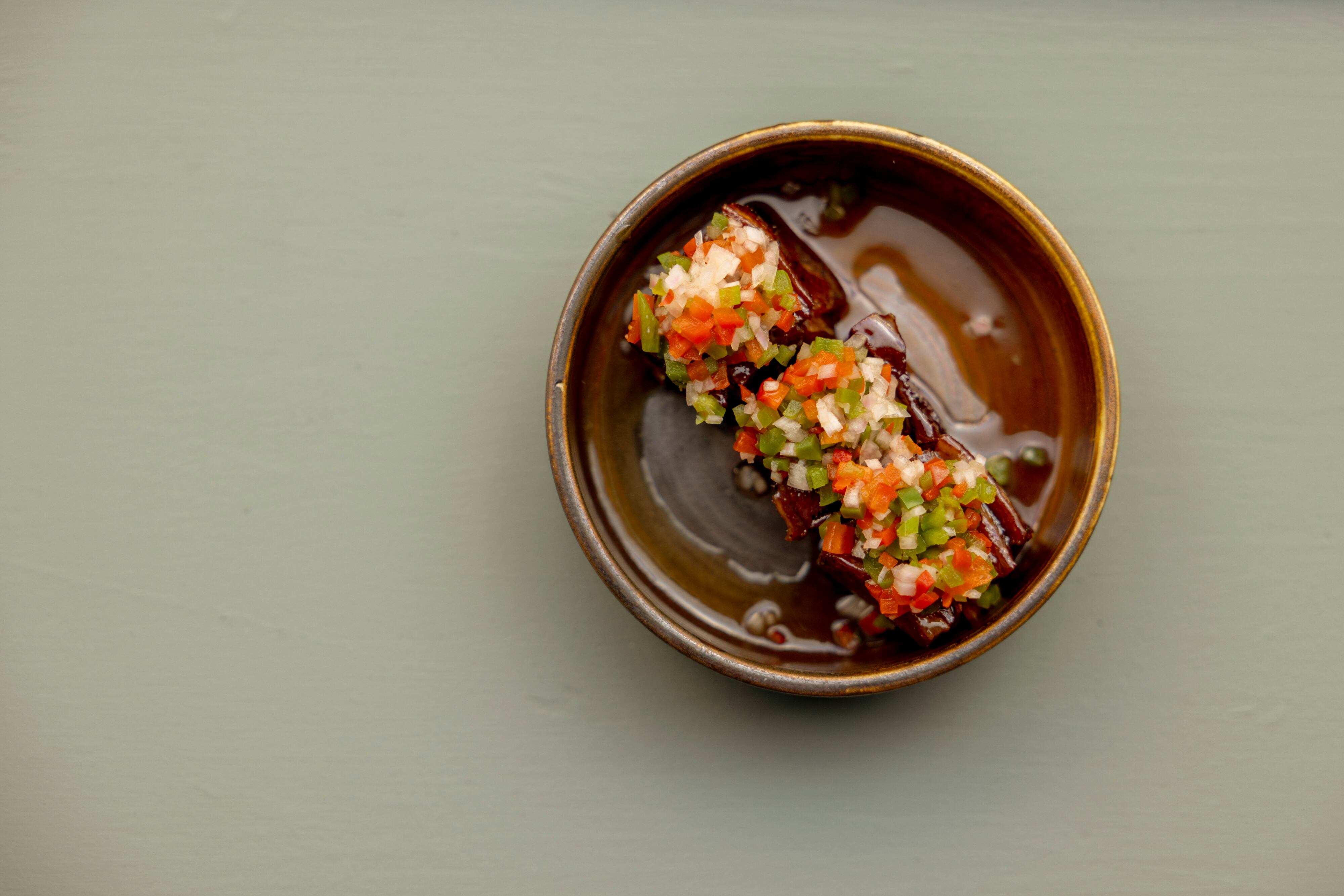 Mafe es un estofado de cabra con salsa de café y yají, cacahuete molido y salsa de uda y uziza.