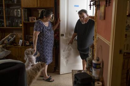 Miguel Barcos y su esposa, María Berral, en su casa de Puente Genil (Córdoba), el pasado mes de julio.