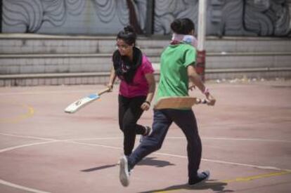 Dues jugadores de l'Institut Consell de Cent.