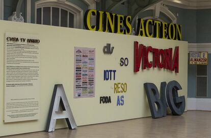 Cartel de Cines Acteon, entre otros, rescatado por los colectivos Basurama y Zuloark; se puede ver en la exposición Paco Graco en la Casa del Reloj.