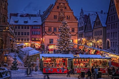 En Alemania la tradición de los mercados navideños está muy extendida. Cada ciudad, cada pueblo tiene el suyo. En la fotografía, puestos del mercadillo de Rothenburg ob der Tauber, localidad de 11.000 habitantes en Baviera.