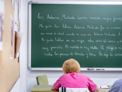 Rosario (con camiseta rosa), que está aprendiendo a escribir y a leer, en el Centro de Educación de Personas Adultas Entrevías, en Madrid.
